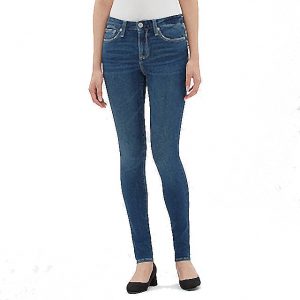 女性がO脚を治してスキーニーを履く