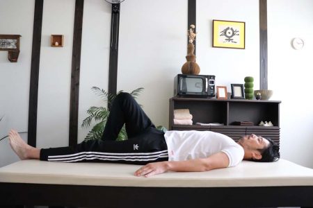 1産後の立ち上がり方片足を立てる